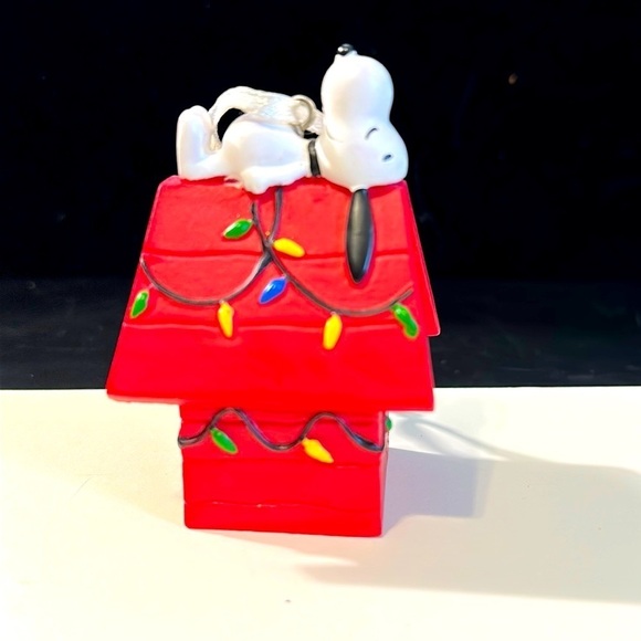 Hallmark Peanuts Snoopy Dog House Christmas Tree Ornament 1st First Place Award - Picture 3 of 5